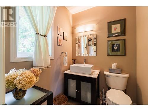 6393 Sunshine  Drive, Nelson, BC - Indoor Photo Showing Bathroom