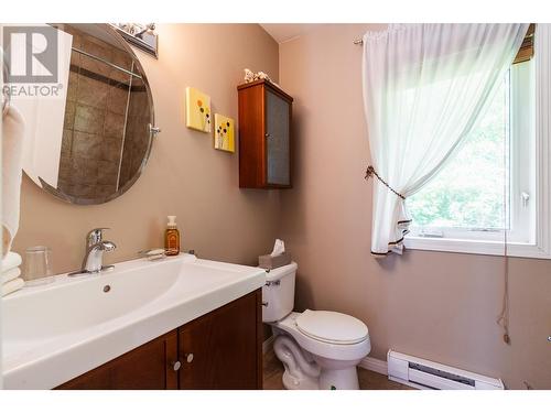 6393 Sunshine  Drive, Nelson, BC - Indoor Photo Showing Bathroom