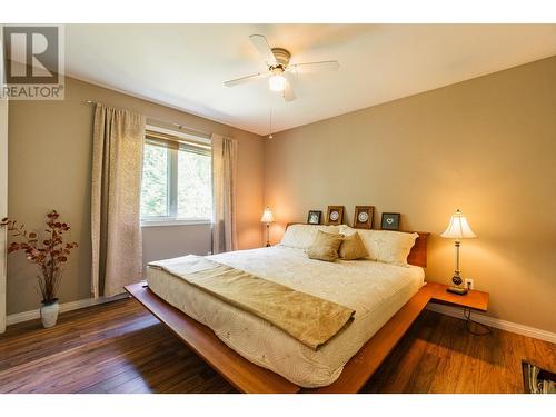 6393 Sunshine  Drive, Nelson, BC - Indoor Photo Showing Bedroom