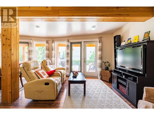 6393 Sunshine  Drive, Nelson, BC - Indoor Photo Showing Living Room