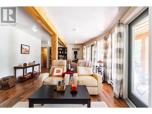 6393 Sunshine  Drive, Nelson, BC - Indoor Photo Showing Living Room