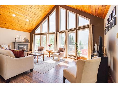 6393 Sunshine Drive, Nelson, BC - Indoor Photo Showing Living Room With Fireplace