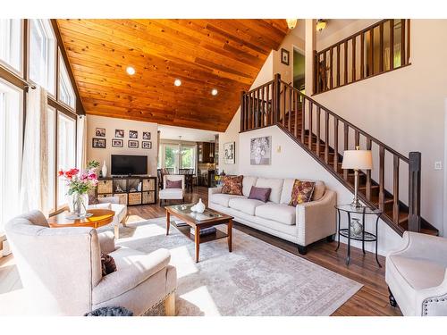 6393 Sunshine Drive, Nelson, BC - Indoor Photo Showing Living Room