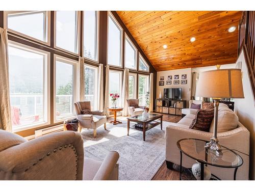 6393 Sunshine Drive, Nelson, BC - Indoor Photo Showing Living Room