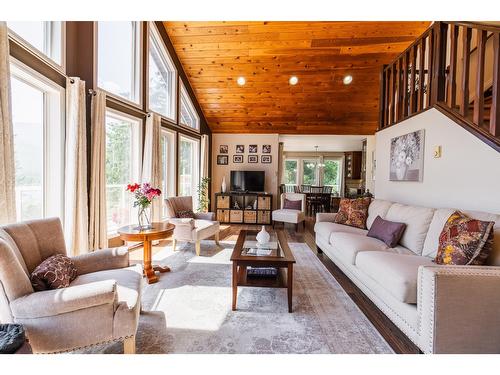 6393 Sunshine Drive, Nelson, BC - Indoor Photo Showing Living Room