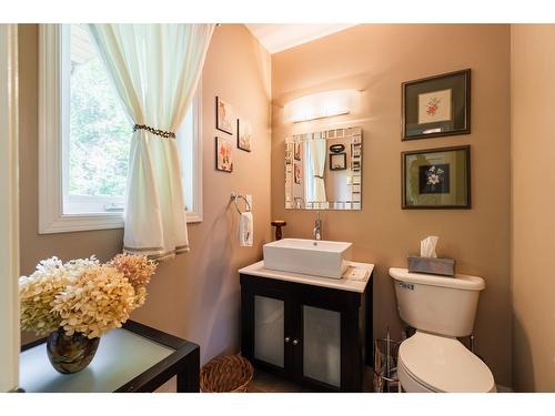 6393 Sunshine Drive, Nelson, BC - Indoor Photo Showing Bathroom