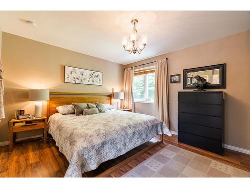 6393 Sunshine Drive, Nelson, BC - Indoor Photo Showing Bedroom