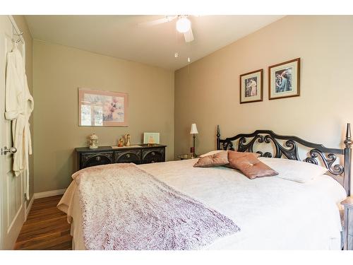 6393 Sunshine Drive, Nelson, BC - Indoor Photo Showing Bedroom