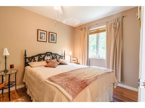 6393 Sunshine Drive, Nelson, BC - Indoor Photo Showing Bedroom