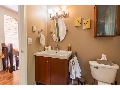 6393 Sunshine Drive, Nelson, BC - Indoor Photo Showing Bathroom