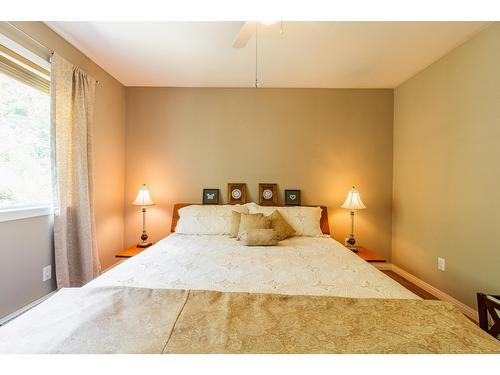 6393 Sunshine Drive, Nelson, BC - Indoor Photo Showing Bedroom