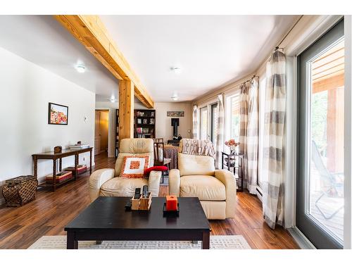 6393 Sunshine Drive, Nelson, BC - Indoor Photo Showing Living Room