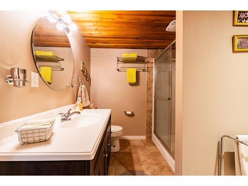 6393 Sunshine Drive, Nelson, BC - Indoor Photo Showing Bathroom