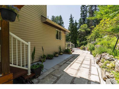 6393 Sunshine Drive, Nelson, BC - Outdoor With Exterior