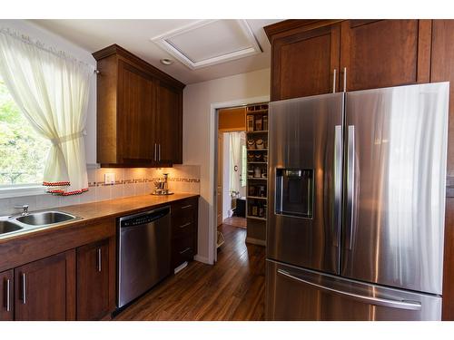 6393 Sunshine Drive, Nelson, BC - Indoor Photo Showing Kitchen