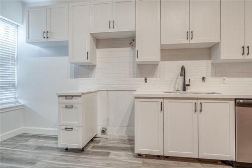 27 Grove Street, Hamilton, ON - Indoor Photo Showing Kitchen