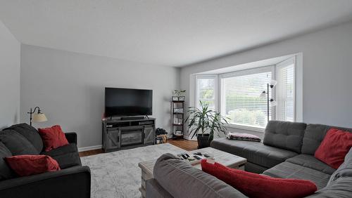 2816 Lower Glenrosa Road, West Kelowna, BC - Indoor Photo Showing Living Room