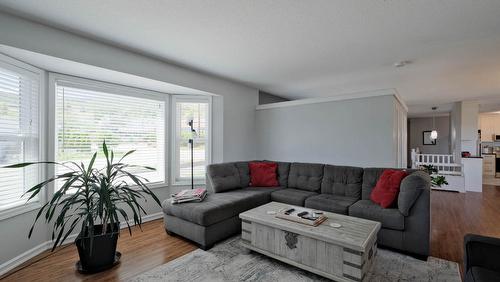 2816 Lower Glenrosa Road, West Kelowna, BC - Indoor Photo Showing Living Room