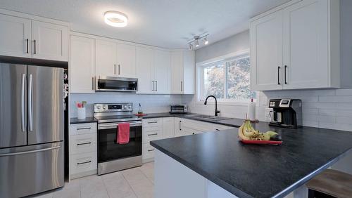 2816 Lower Glenrosa Road, West Kelowna, BC - Indoor Photo Showing Kitchen With Stainless Steel Kitchen With Upgraded Kitchen