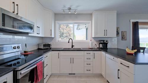 2816 Lower Glenrosa Road, West Kelowna, BC - Indoor Photo Showing Kitchen