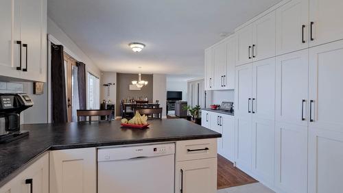 2816 Lower Glenrosa Road, West Kelowna, BC - Indoor Photo Showing Kitchen