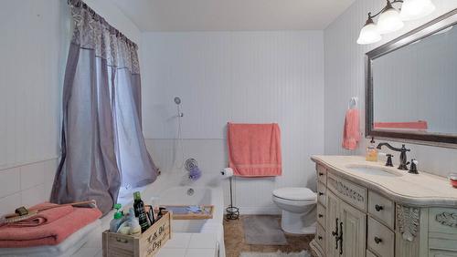 2816 Lower Glenrosa Road, West Kelowna, BC - Indoor Photo Showing Bathroom