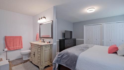 2816 Lower Glenrosa Road, West Kelowna, BC - Indoor Photo Showing Bedroom