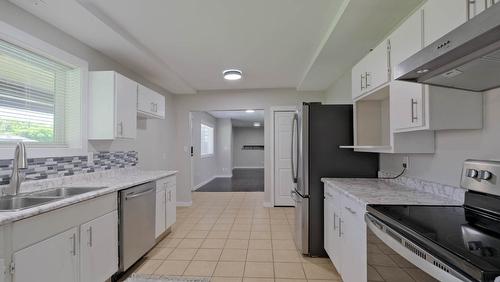 2816 Lower Glenrosa Road, West Kelowna, BC - Indoor Photo Showing Kitchen With Double Sink