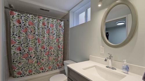 2816 Lower Glenrosa Road, West Kelowna, BC - Indoor Photo Showing Bathroom