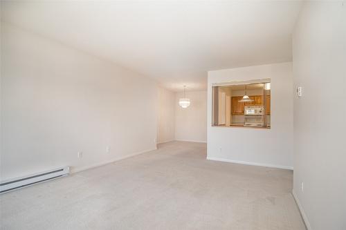 307-1055 Lawrence Avenue, Kelowna, BC - Indoor Photo Showing Other Room