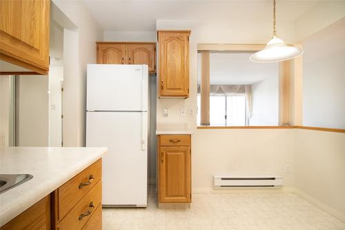 307-1055 Lawrence Avenue, Kelowna, BC - Indoor Photo Showing Kitchen