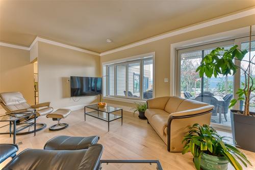 514 Mountain Drive, Vernon, BC - Indoor Photo Showing Living Room