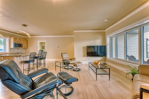 514 Mountain Drive, Vernon, BC - Indoor Photo Showing Living Room