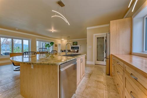 514 Mountain Drive, Vernon, BC - Indoor Photo Showing Kitchen