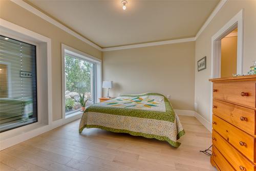 514 Mountain Drive, Vernon, BC - Indoor Photo Showing Bedroom