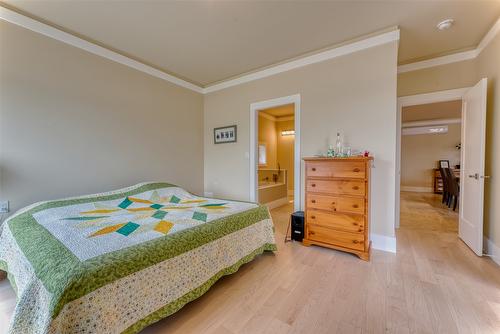 514 Mountain Drive, Vernon, BC - Indoor Photo Showing Bedroom