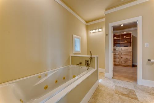 514 Mountain Drive, Vernon, BC - Indoor Photo Showing Bathroom