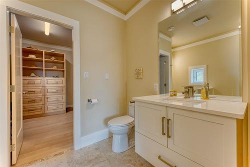 514 Mountain Drive, Vernon, BC - Indoor Photo Showing Bathroom