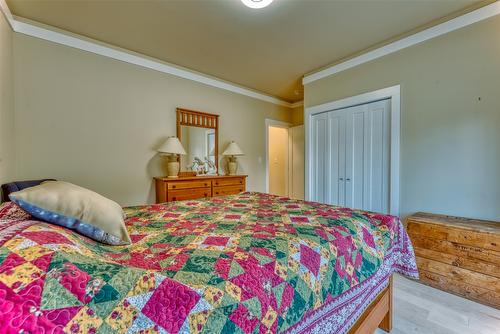 514 Mountain Drive, Vernon, BC - Indoor Photo Showing Bedroom