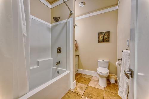 514 Mountain Drive, Vernon, BC - Indoor Photo Showing Bathroom