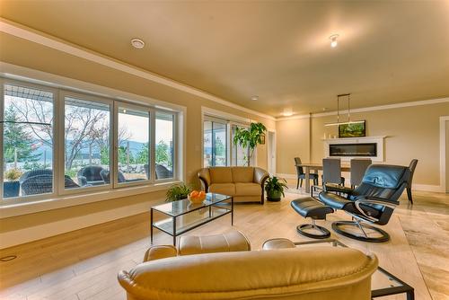 514 Mountain Drive, Vernon, BC - Indoor Photo Showing Living Room