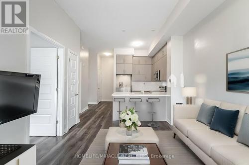 625 - 128 Grovewood Common, Oakville, ON - Indoor Photo Showing Living Room