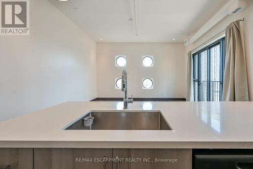 601 - 121 King Street E, Hamilton (Beasley), ON - Indoor Photo Showing Kitchen