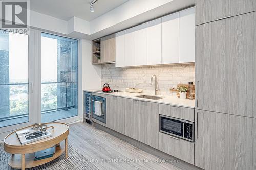 1801 - 2020 Bathurst Street, Toronto (Humewood-Cedarvale), ON - Indoor Photo Showing Kitchen With Upgraded Kitchen