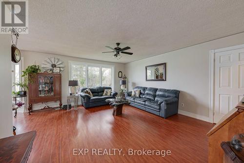 7398 County 91 Road, Clearview (Stayner), ON - Indoor Photo Showing Living Room