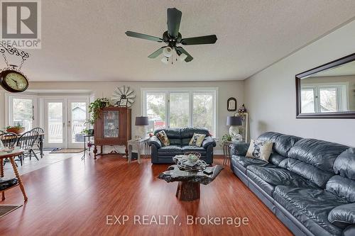 7398 County 91 Road, Clearview (Stayner), ON - Indoor Photo Showing Living Room