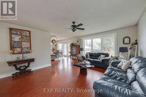 7398 County 91 Road, Clearview (Stayner), ON - Indoor Photo Showing Living Room