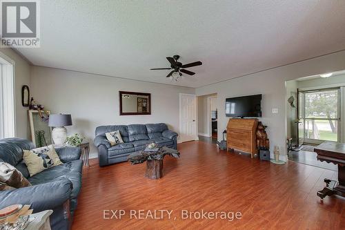 7398 County 91 Road, Clearview (Stayner), ON - Indoor Photo Showing Living Room