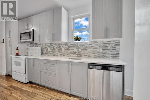 2397 Chandler, Windsor, ON - Indoor Photo Showing Kitchen With Upgraded Kitchen