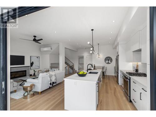 2345 Aberdeen Street, Kelowna, BC - Indoor Photo Showing Kitchen With Upgraded Kitchen